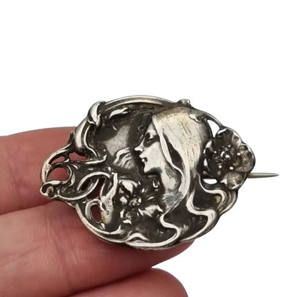 Broche Art Nouveau con mujer y flores en relieve diseño de líneas sinuosas