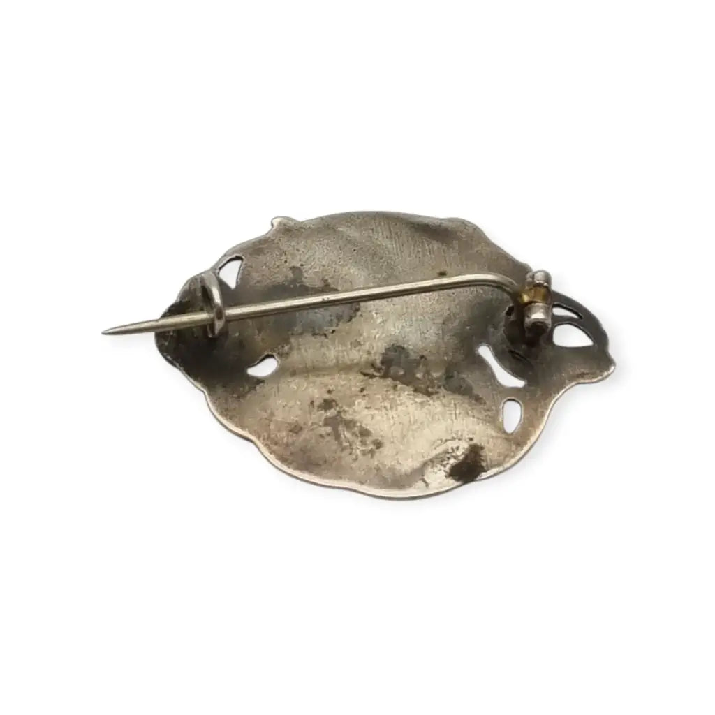 Broche Art Nouveau con mujer y flores en relieve diseño de líneas sinuosas