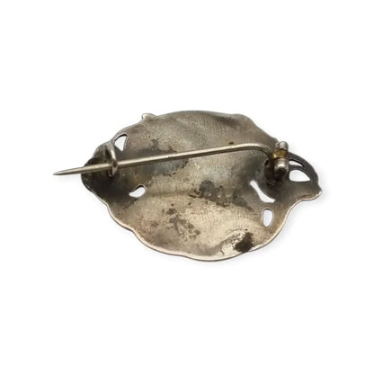 Broche Art Nouveau con mujer y flores en relieve diseño de líneas sinuosas