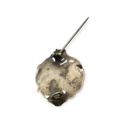 Broche Art Nouveau con mujer y flores en relieve diseño de líneas sinuosas