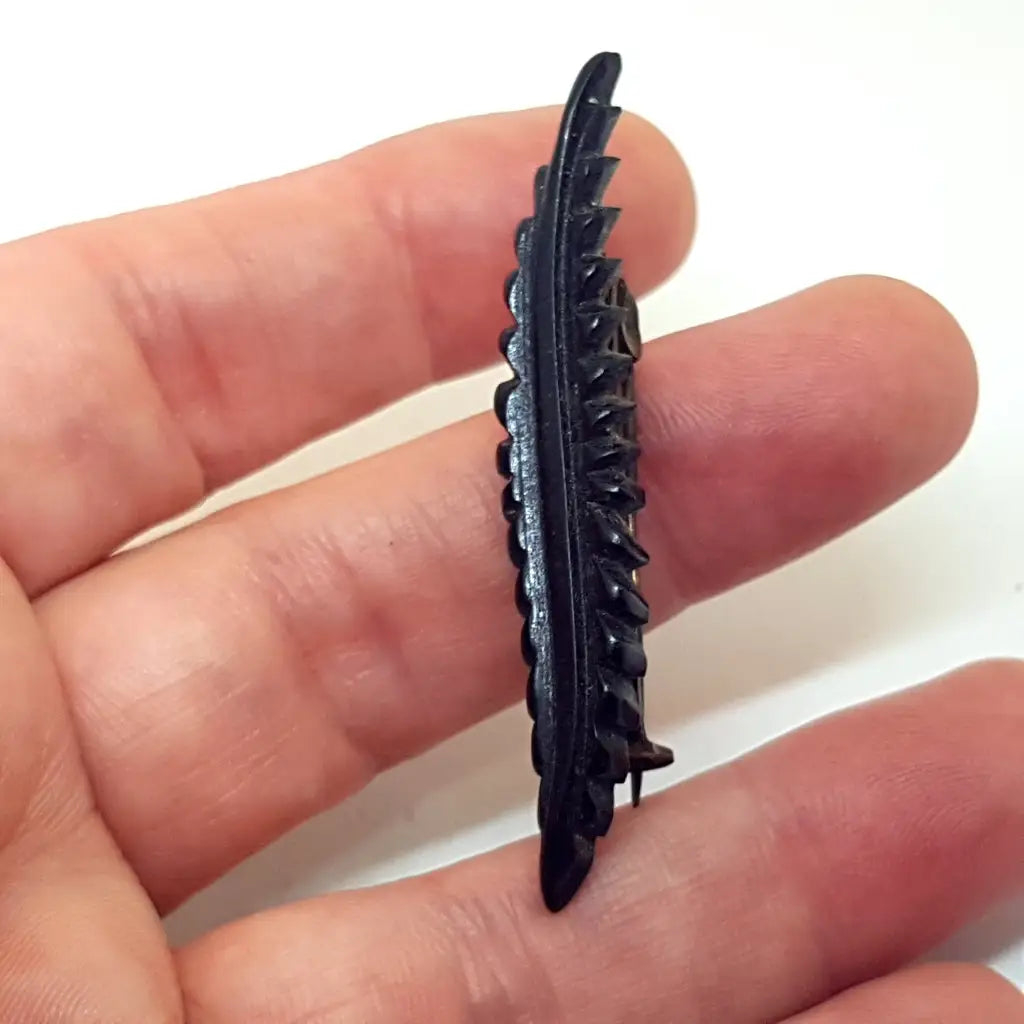 Broche de baquelita negra vintage tallas hojas para la solapa o el sombrero