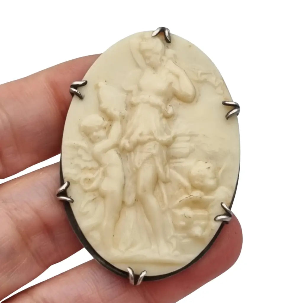 Broche Camafeo antiguo de celuloide tallado con escena alegórica y montura