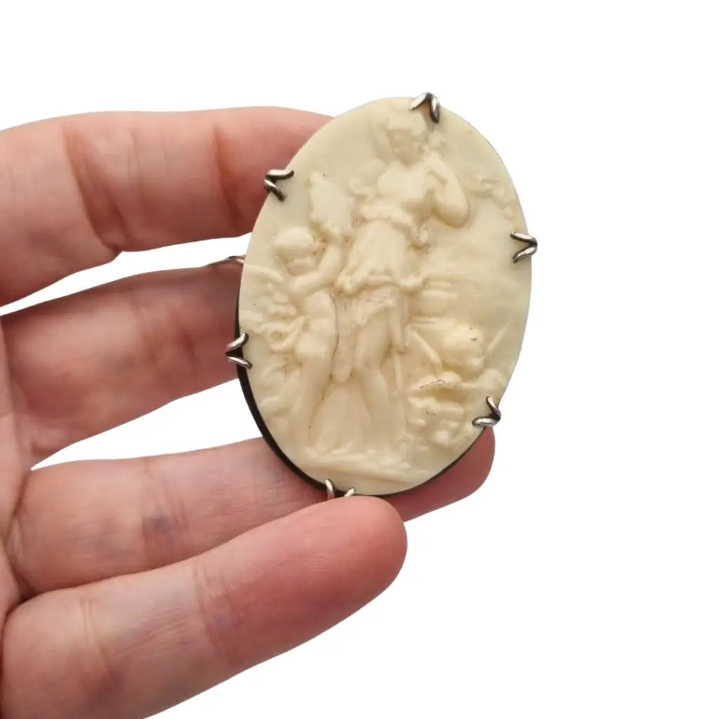 Broche Camafeo antiguo de celuloide tallado con escena alegórica y montura