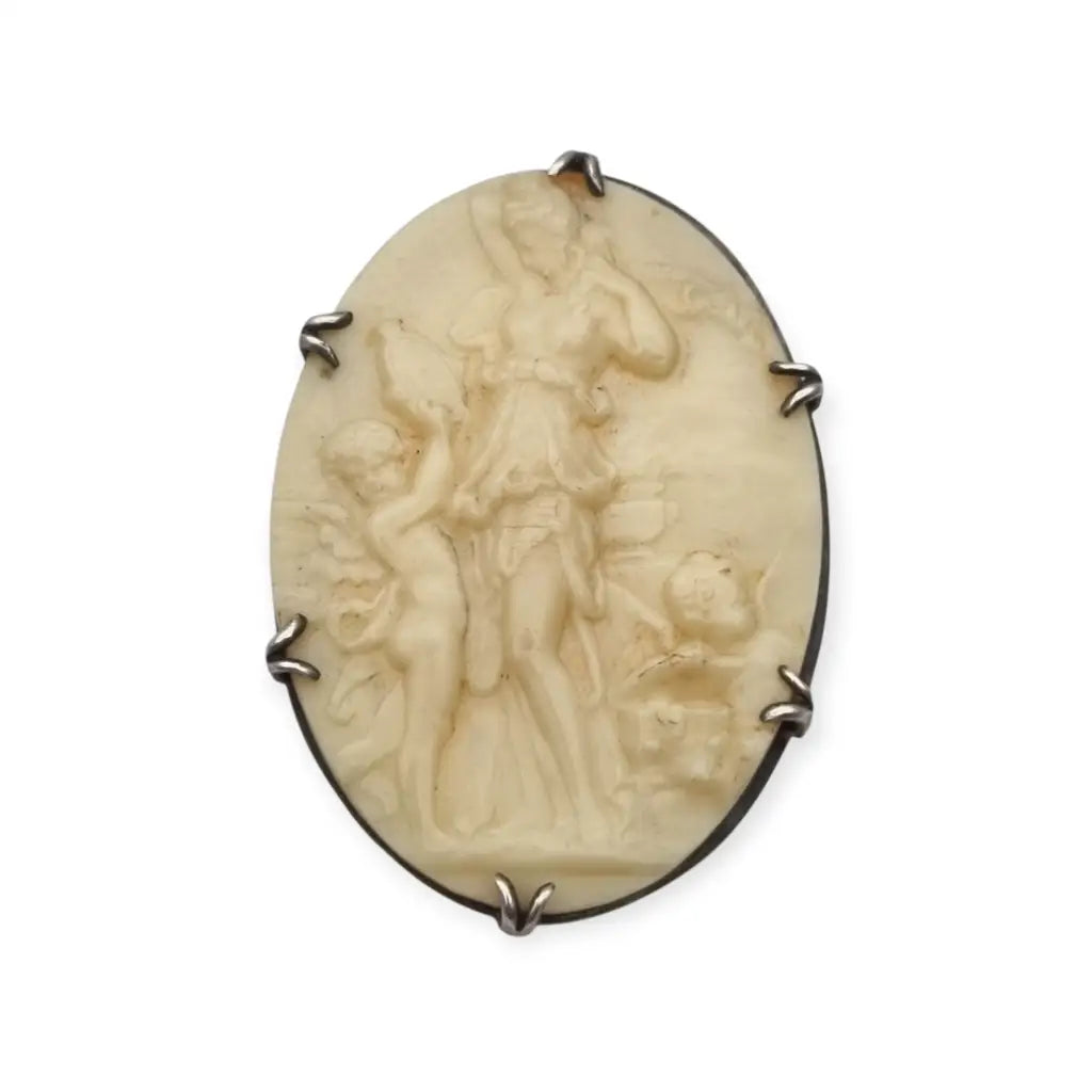 Broche Camafeo antiguo de celuloide tallado con escena alegórica y montura