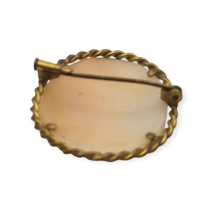 Broche camafeo antiguo de concha y latón dorado con perfil femenino circa 1950.