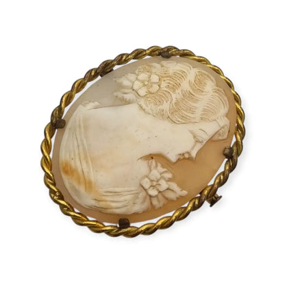 Broche camafeo antiguo de concha y latón dorado con perfil femenino circa 1950.