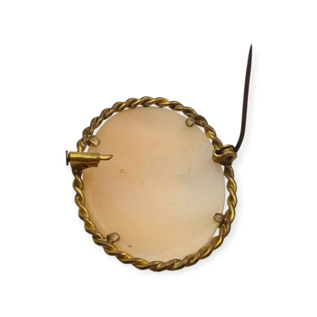 Broche camafeo antiguo de concha y latón dorado con perfil femenino circa 1950.