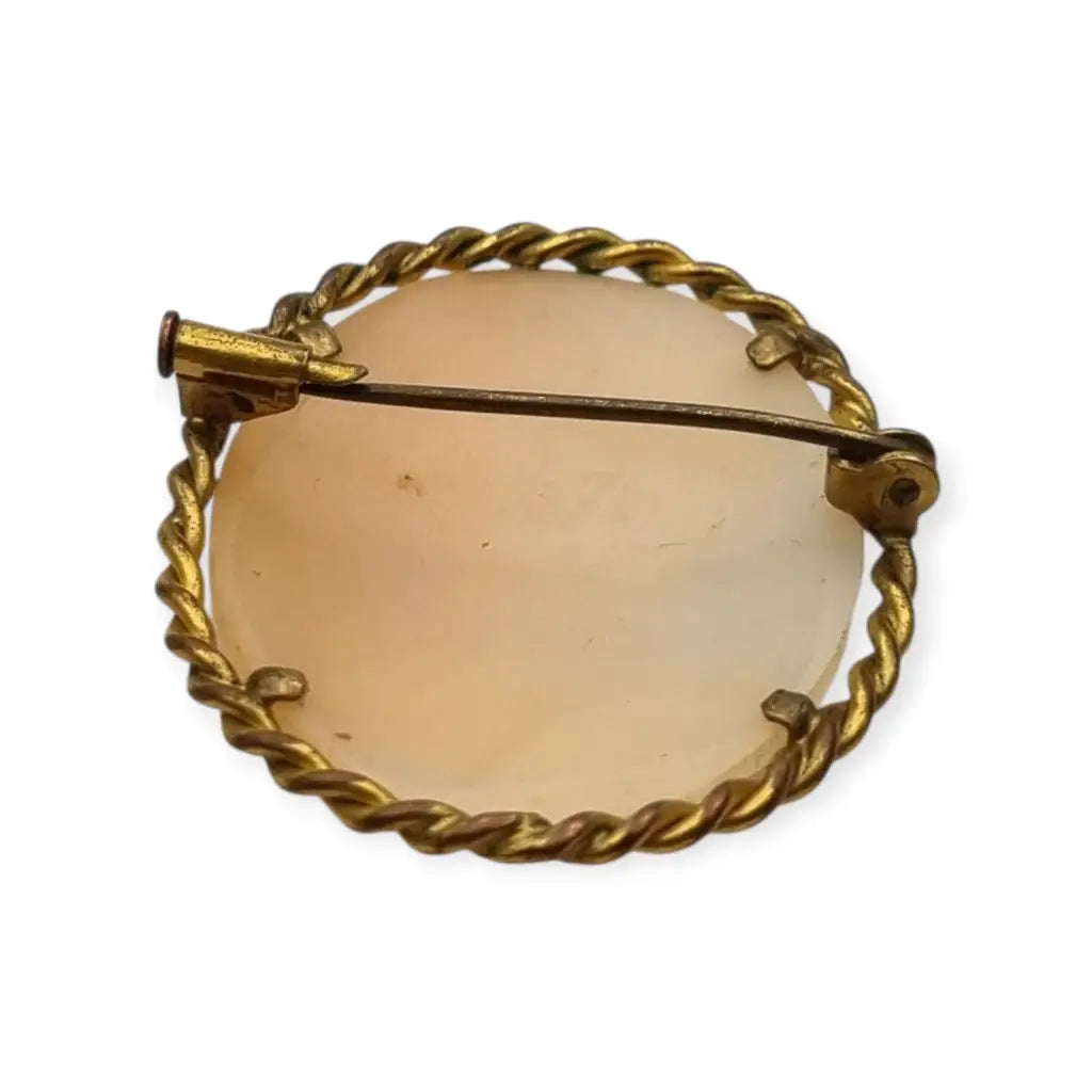 Broche camafeo antiguo de concha y latón dorado con perfil femenino circa 1950.