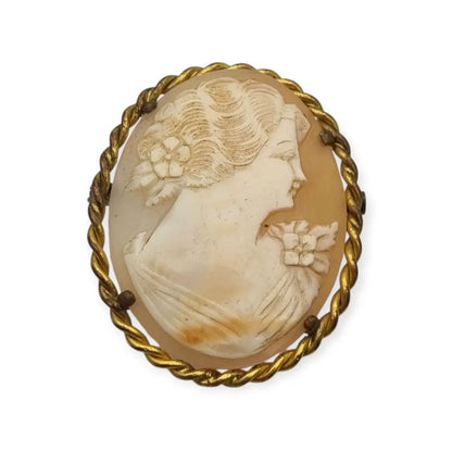 Broche camafeo antiguo de concha y latón dorado con perfil femenino circa 1950.