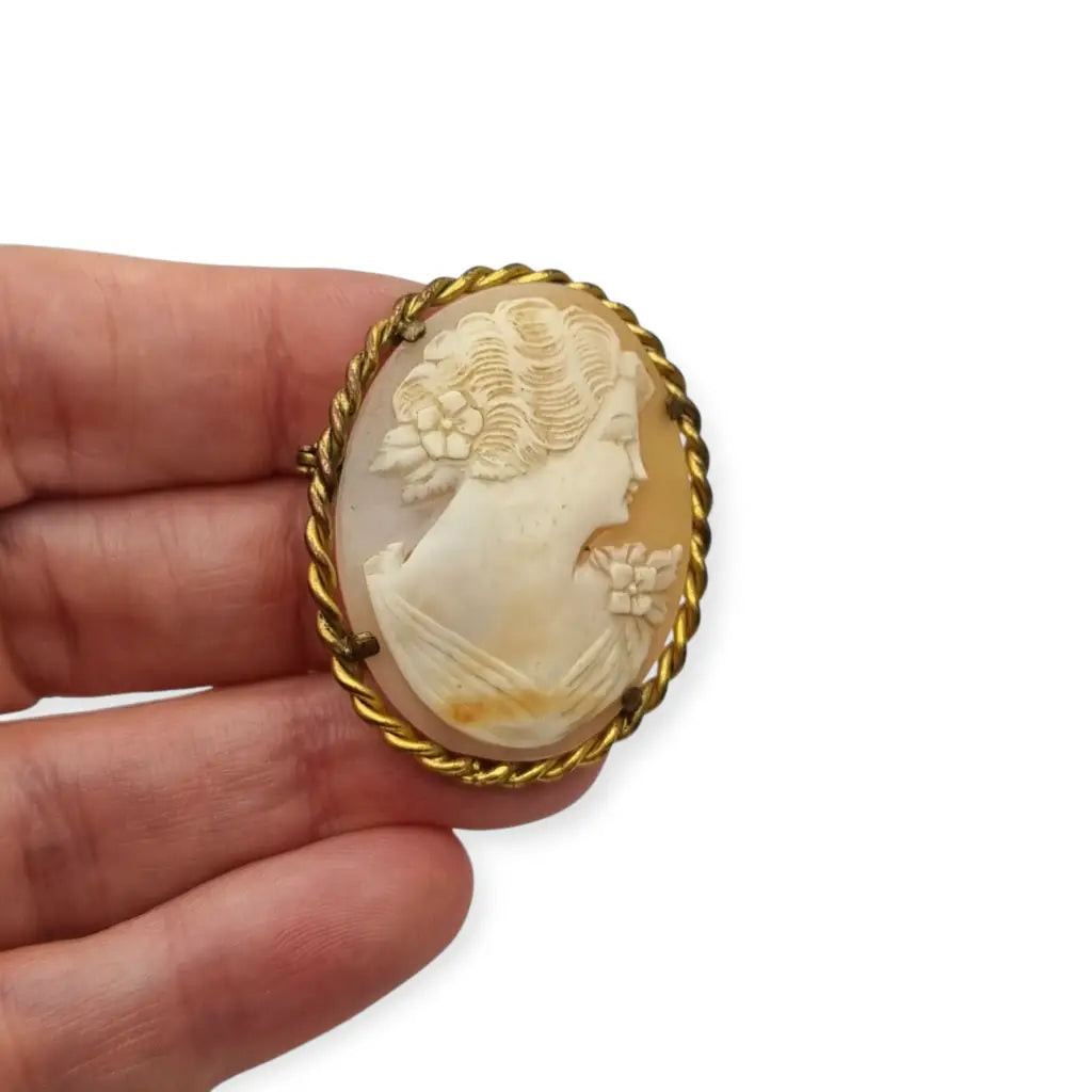 Broche camafeo antiguo de concha y latón dorado con perfil femenino circa 1950.
