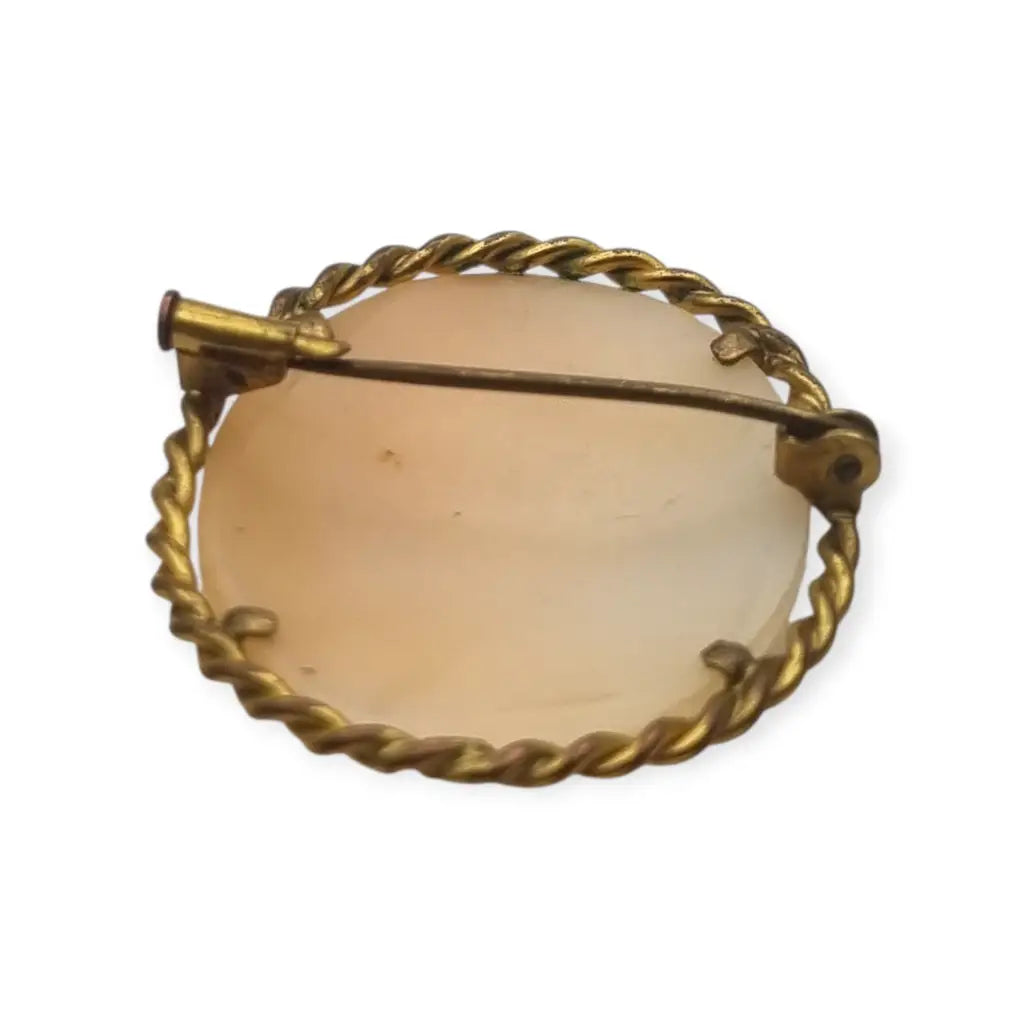 Broche camafeo antiguo de concha y latón dorado con perfil femenino circa 1950.