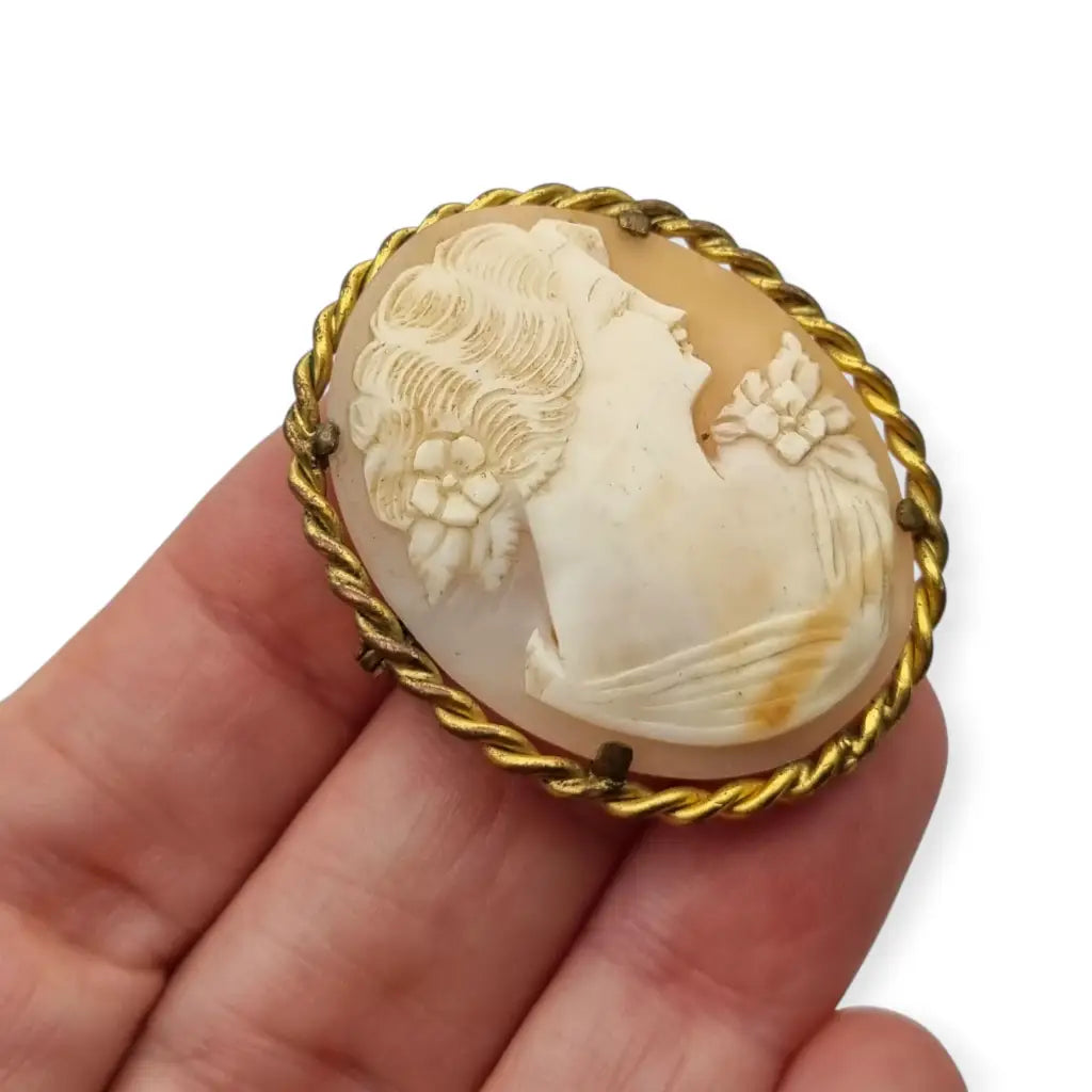 Broche camafeo antiguo de concha y latón dorado con perfil femenino circa 1950.