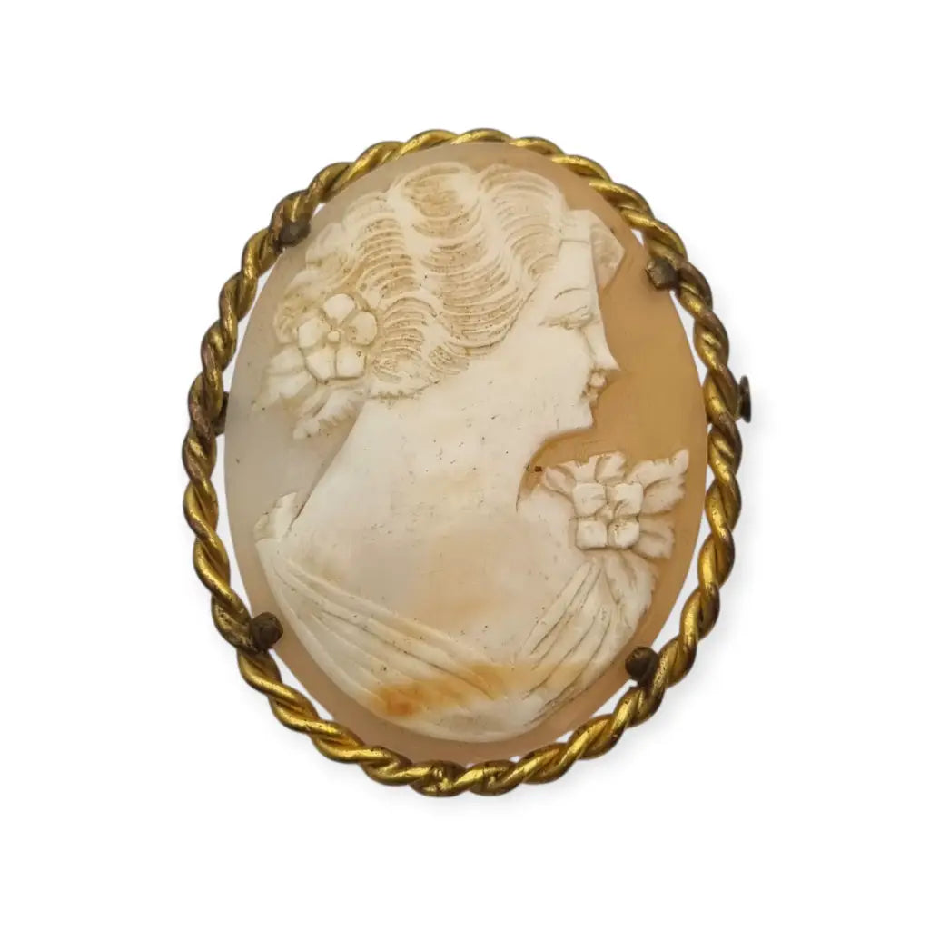 Broche camafeo antiguo de concha y latón dorado con perfil femenino circa 1950.