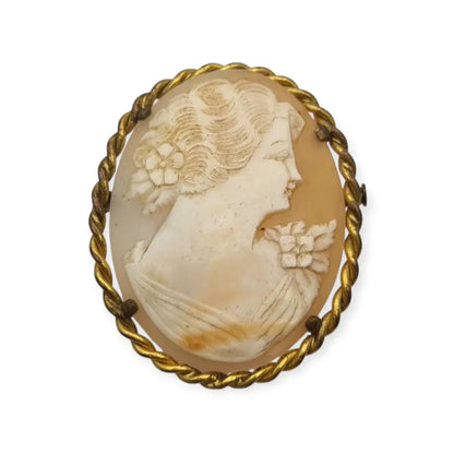 Broche camafeo antiguo de concha y latón dorado con perfil femenino circa 1950.