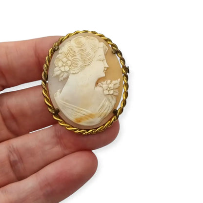 Broche camafeo antiguo de concha y latón dorado con perfil femenino circa 1950.