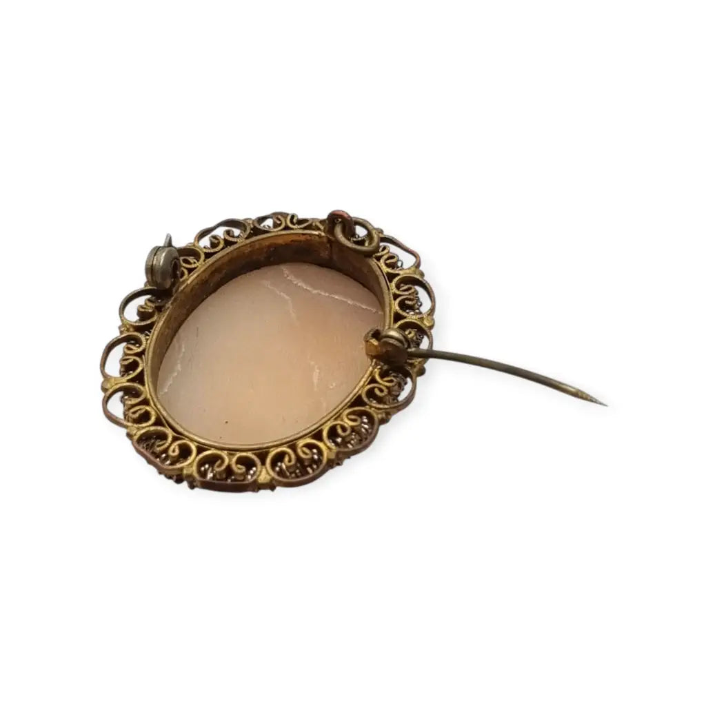 Broche camafeo antiguo concha tallada Tres Gracias montura dorada circa 1960.