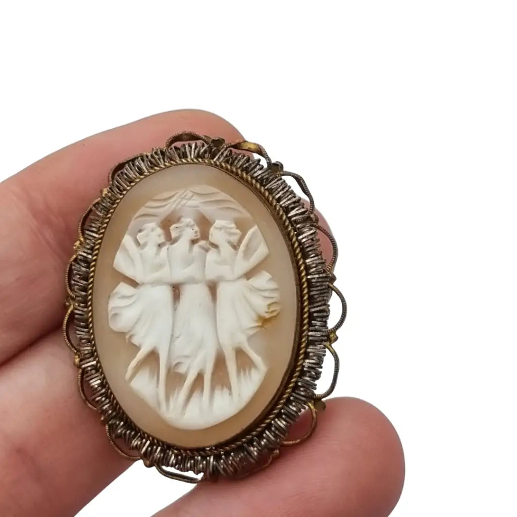 Broche camafeo antiguo concha tallada Tres Gracias montura dorada circa 1960.
