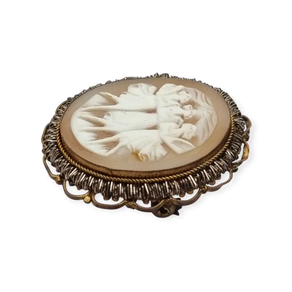 Broche camafeo antiguo concha tallada Tres Gracias montura dorada circa 1960.