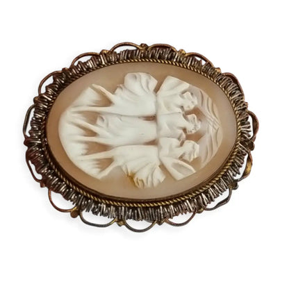 Broche camafeo antiguo concha tallada Tres Gracias montura dorada circa 1960.