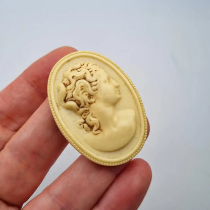 Broche de camafeo ovalado estilo clásico vintage los años 40 en galalita