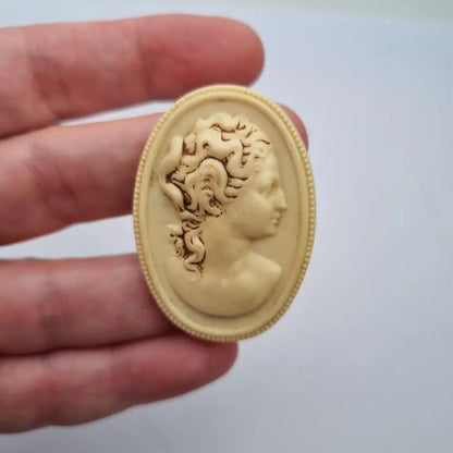 Broche de camafeo ovalado estilo clásico vintage los años 40 en galalita