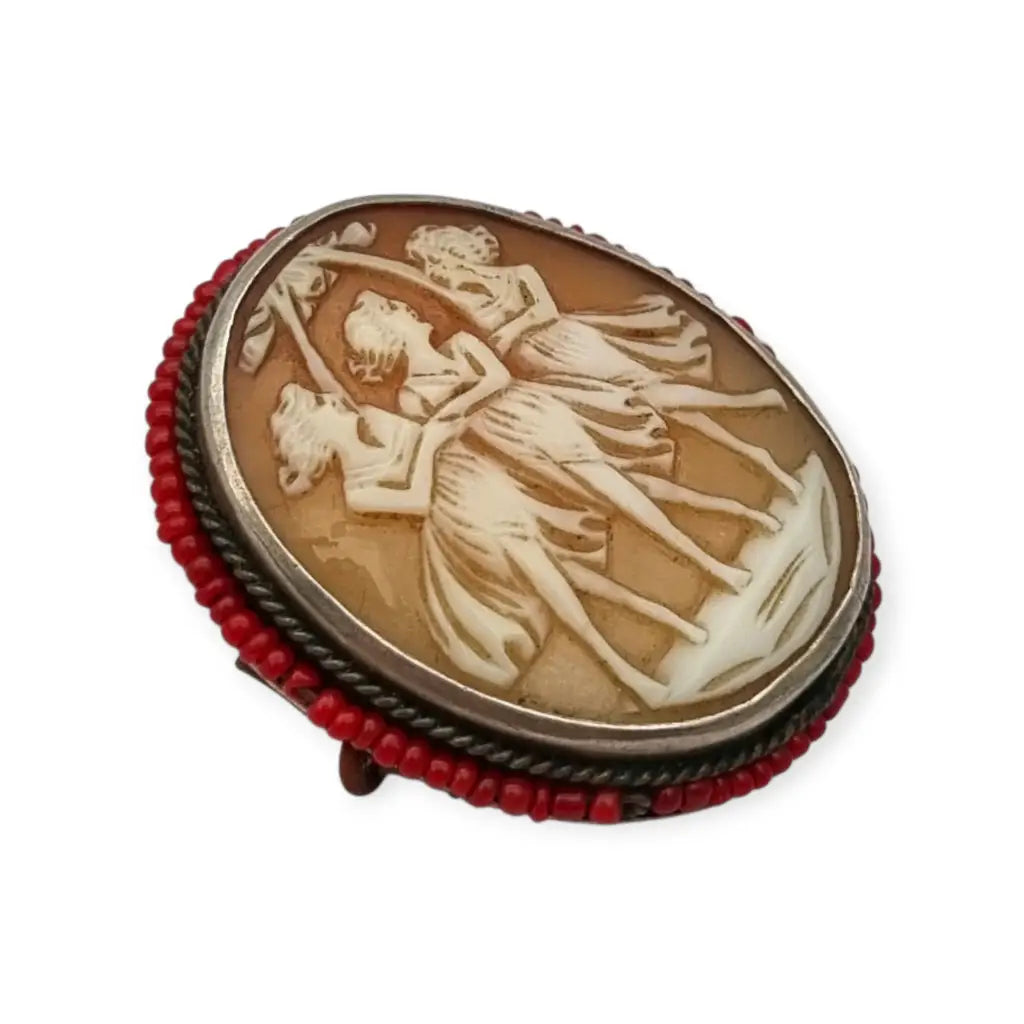 Broche camafeo de plata antiguo con las Tres Gracias tallado en concha montura