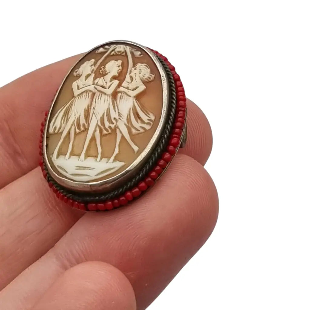 Broche camafeo de plata antiguo con las Tres Gracias tallado en concha montura