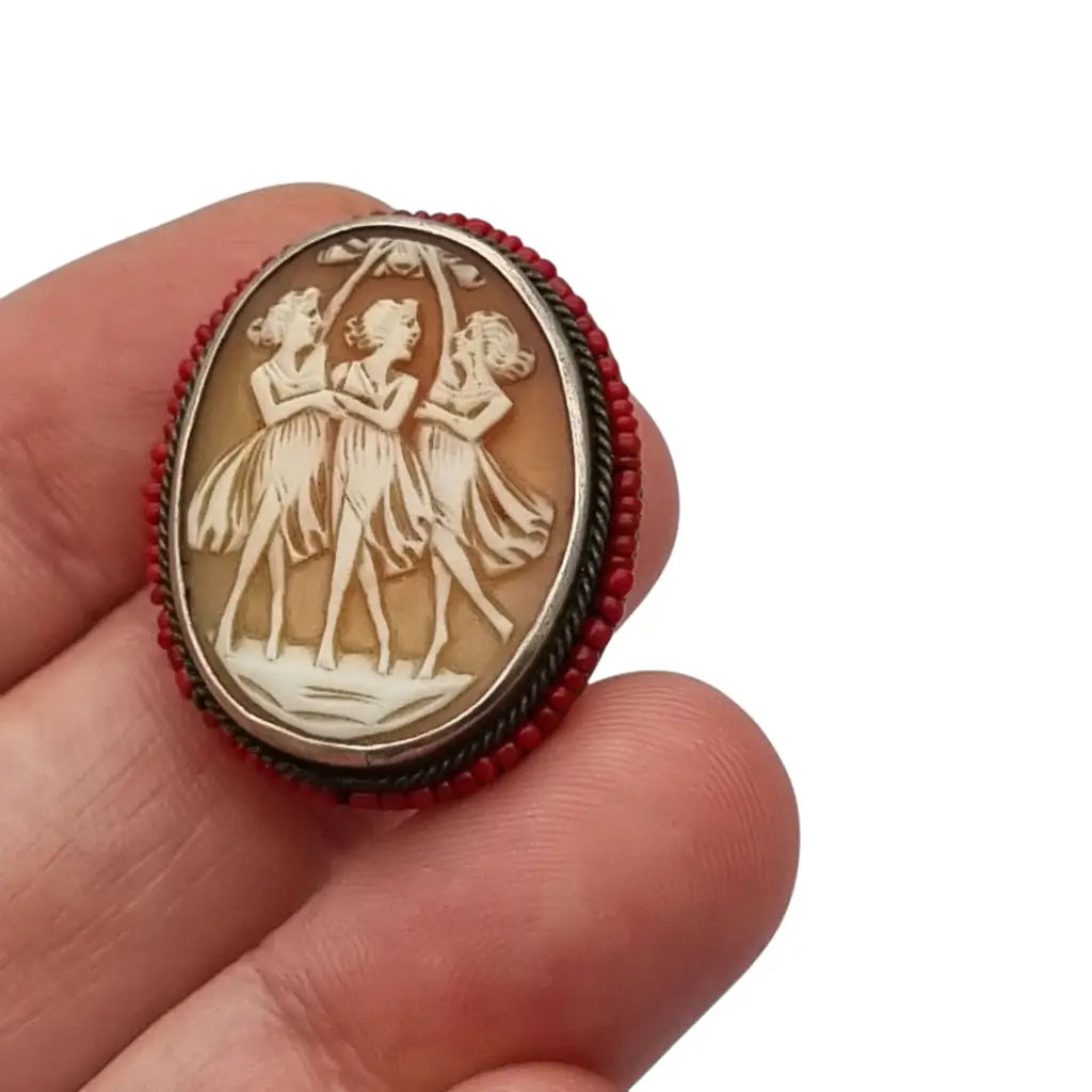Broche camafeo de plata antiguo con las Tres Gracias tallado en concha montura