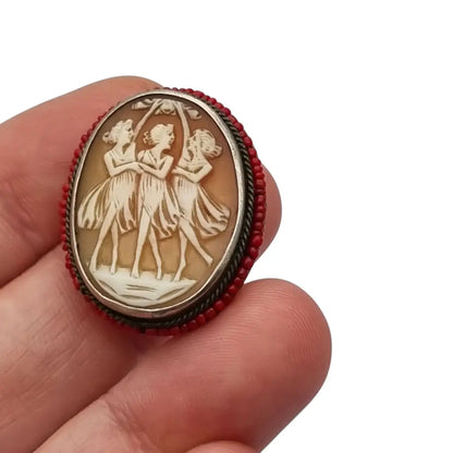 Broche camafeo de plata antiguo con las Tres Gracias tallado en concha montura