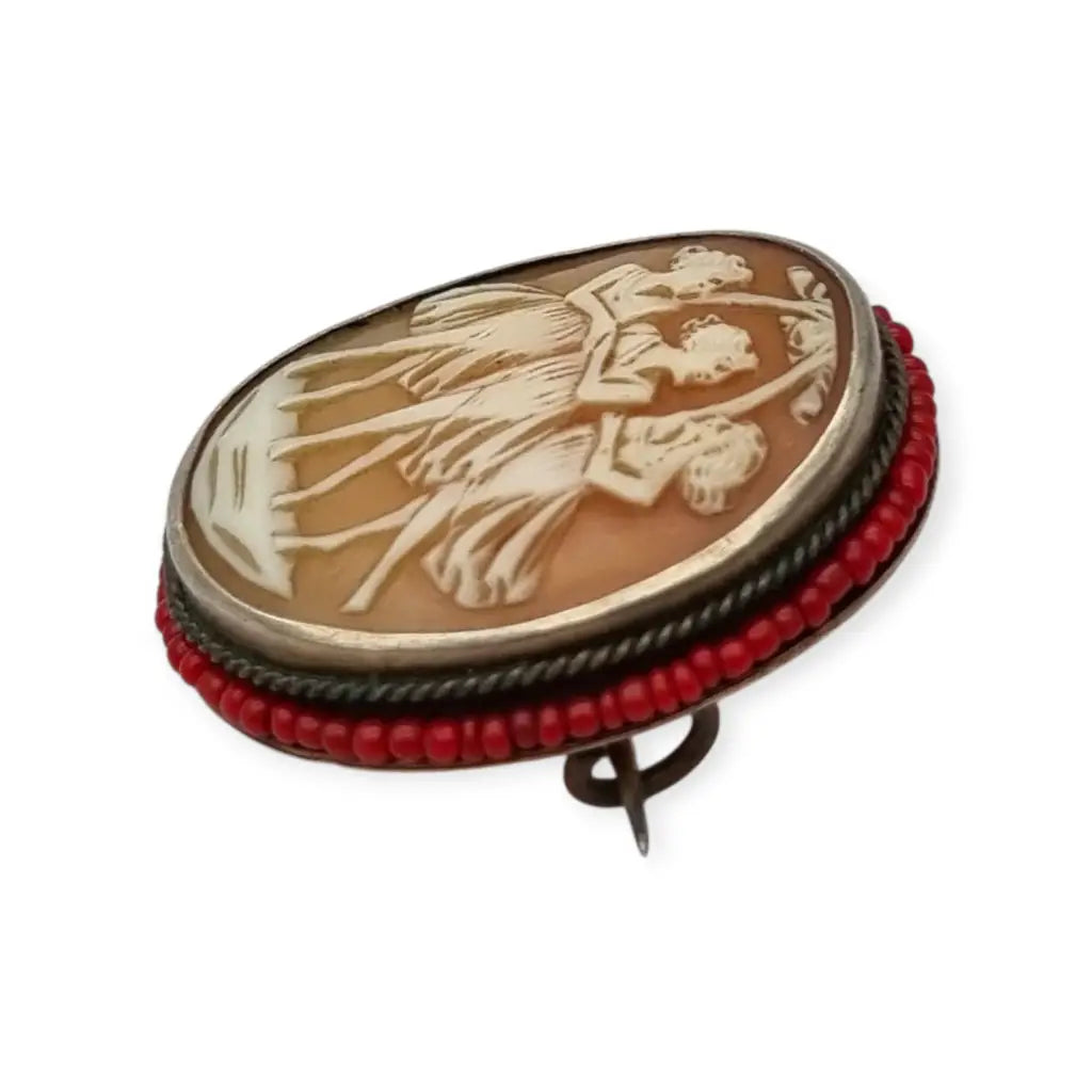 Broche camafeo de plata antiguo con las Tres Gracias tallado en concha montura
