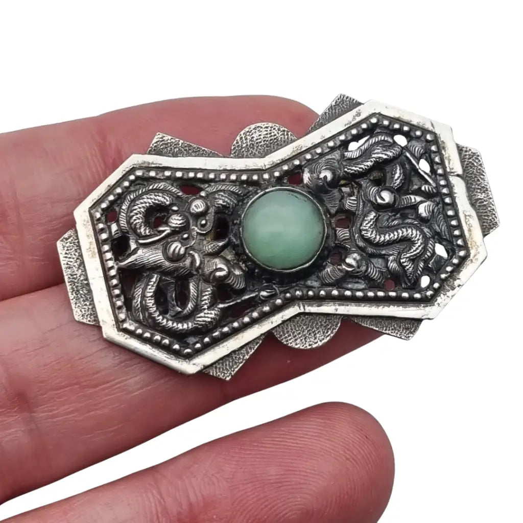 Broche chino antiguo de plata y jade verde firmado con dragones flores
