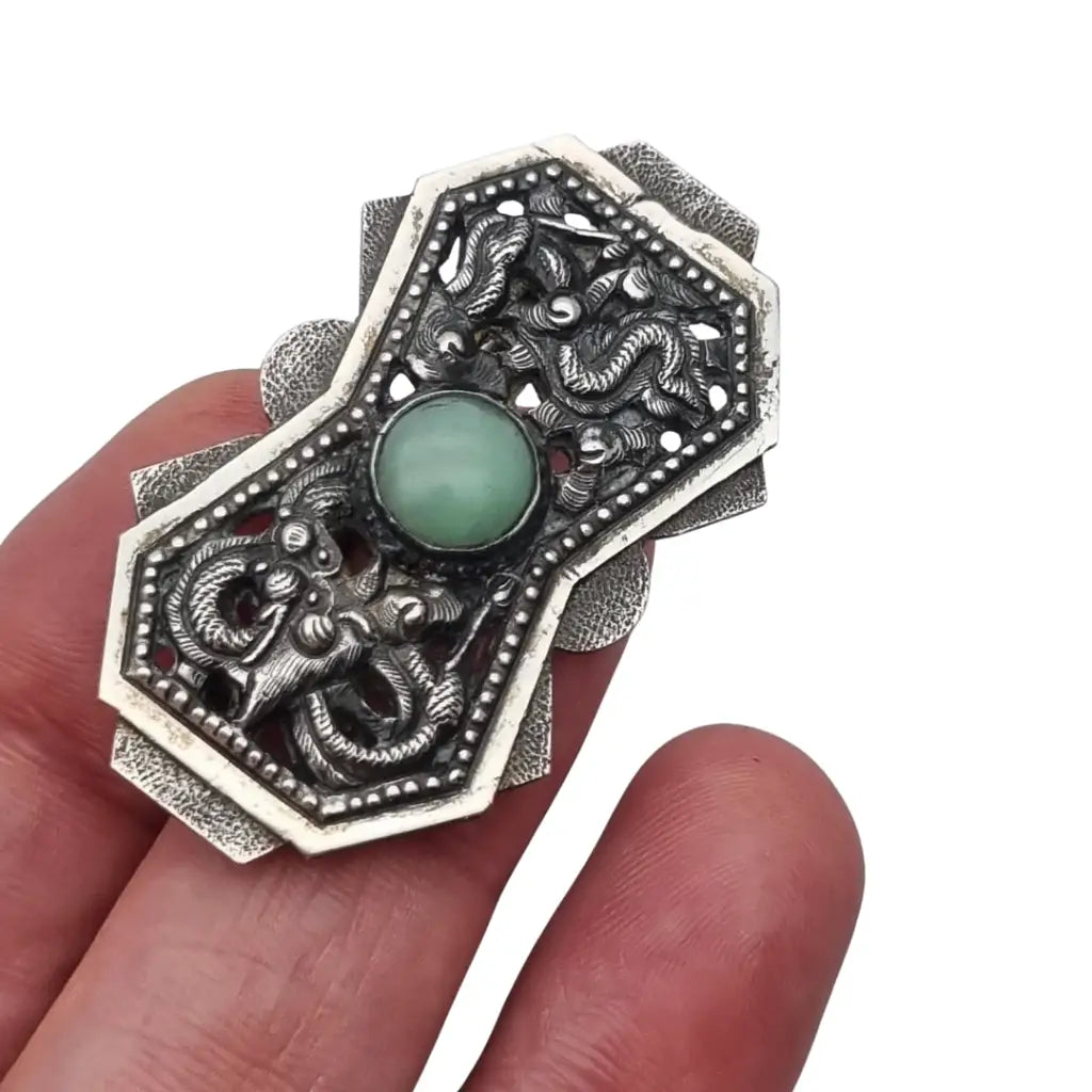 Broche chino antiguo de plata y jade verde firmado con dragones flores