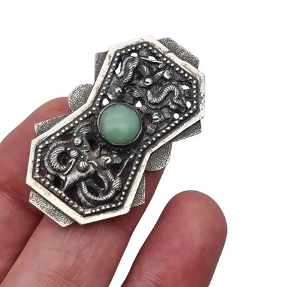 Broche chino antiguo de plata y jade verde firmado con dragones flores