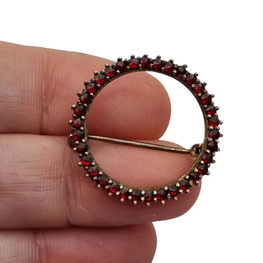 Broche Círculo Vintage de Granates en Tono Dorado Años 80 - LaBizarreSusu