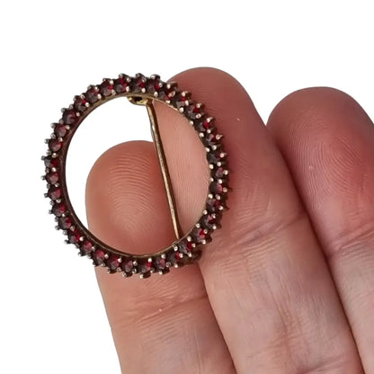 Broche Círculo Vintage de Granates en Tono Dorado Años 80 - LaBizarreSusu