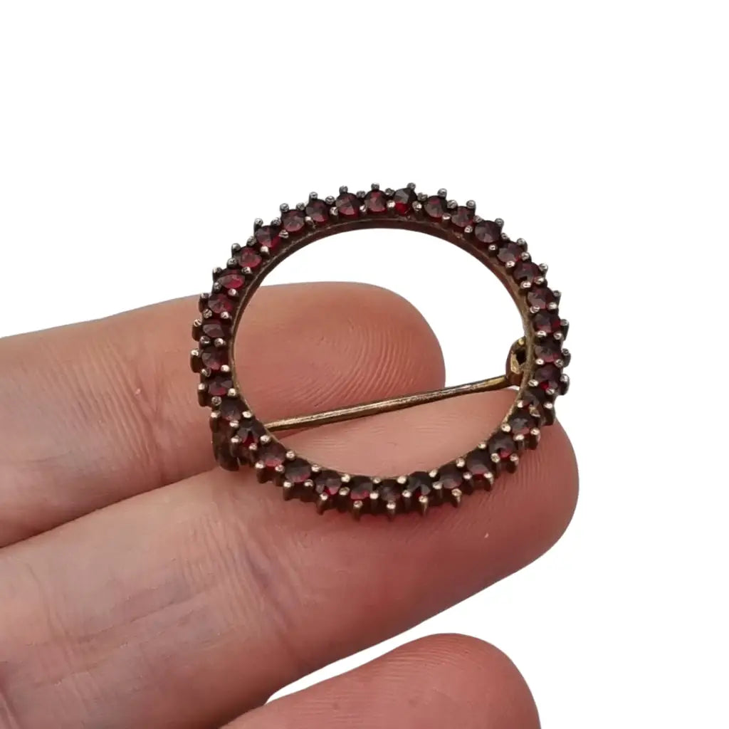 Broche Círculo Vintage de Granates en Tono Dorado Años 80 - LaBizarreSusu