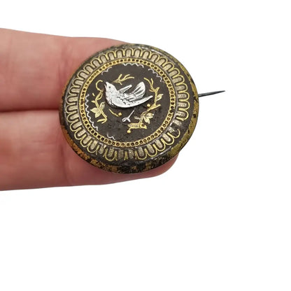 Broche damasquinado oro de Toledo con motivo pájaro grabado años 1920.