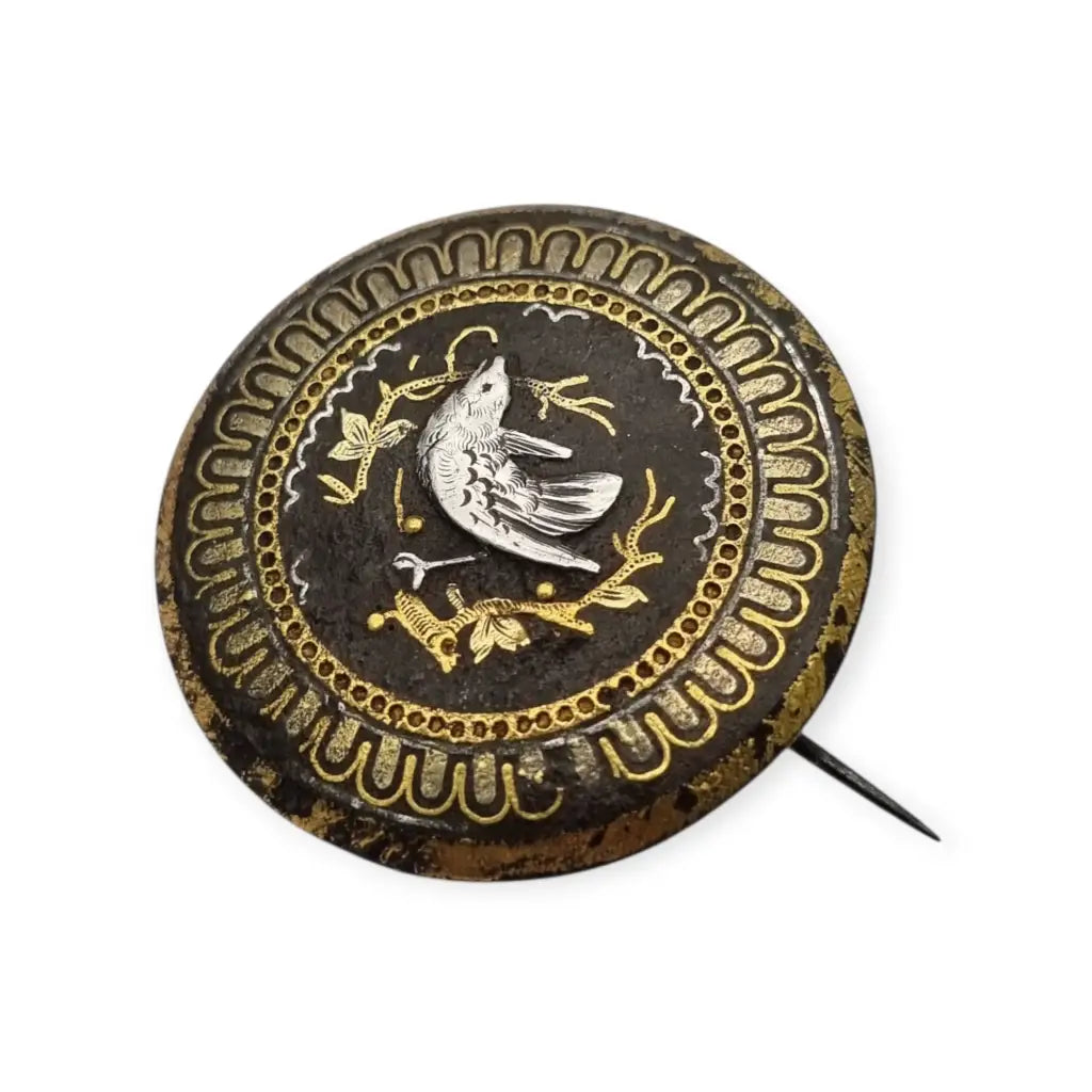 Broche damasquinado oro de Toledo con motivo pájaro grabado años 1920.