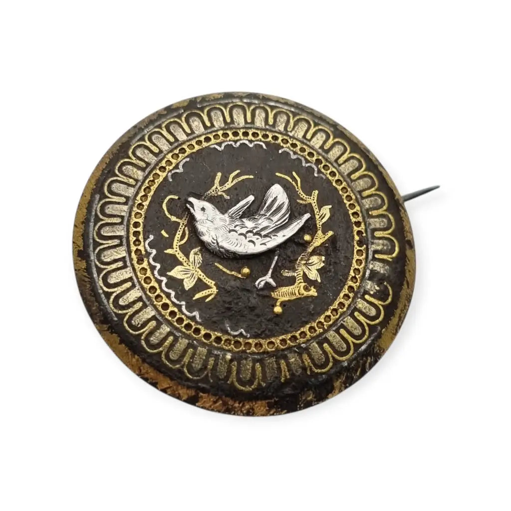 Broche damasquinado oro de Toledo con motivo pájaro grabado años 1920.