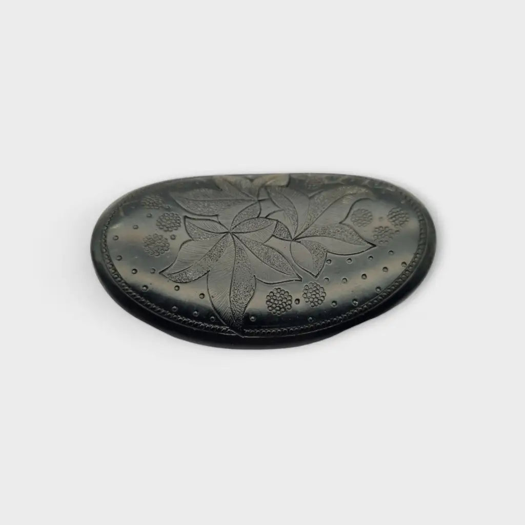 Broche de ebonita con motivos florales grabados - Joyería luto victoriana