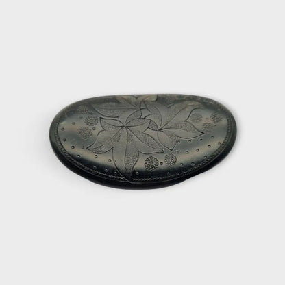 Broche de ebonita con motivos florales grabados - Joyería luto victoriana