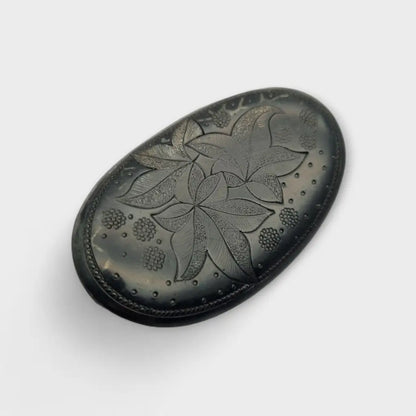 Broche de ebonita con motivos florales grabados - Joyería luto victoriana