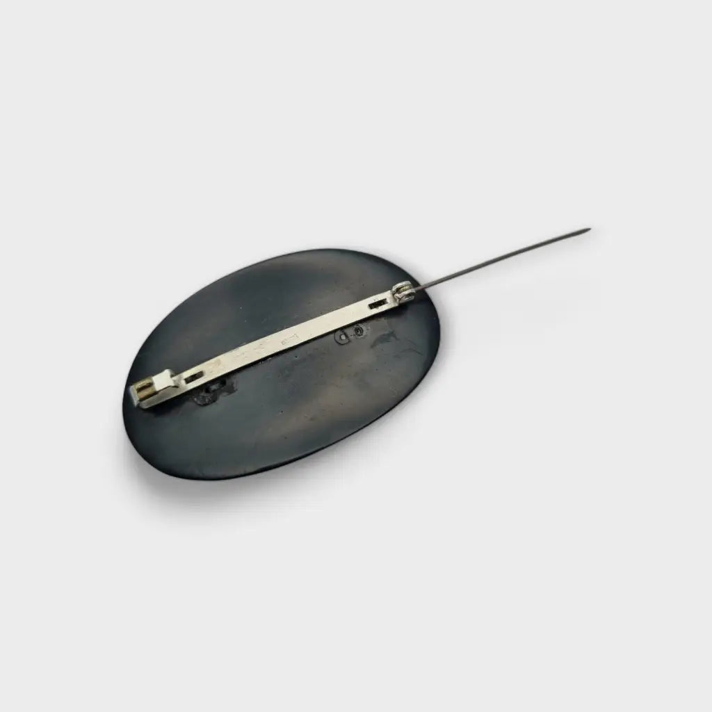 Broche de ebonita con motivos florales grabados - Joyería luto victoriana