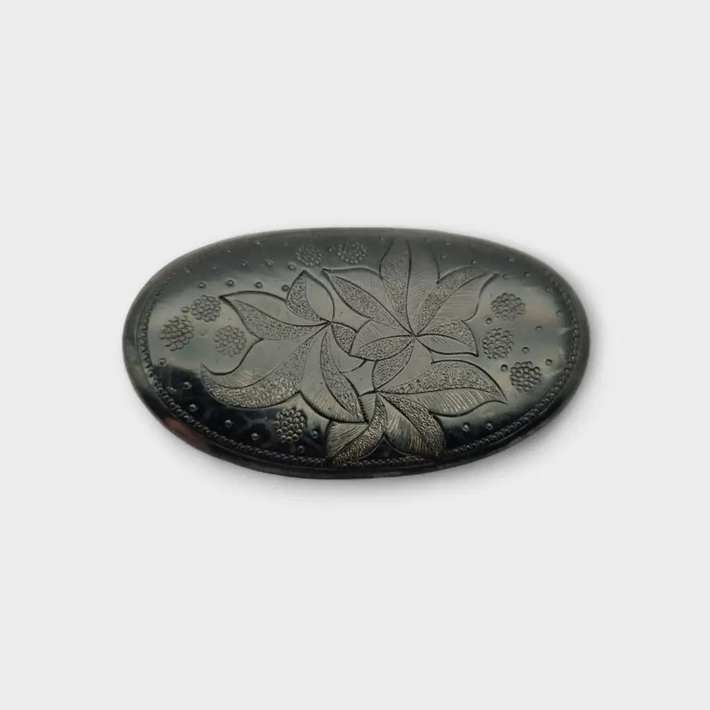 Broche de ebonita con motivos florales grabados - Joyería luto victoriana