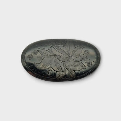 Broche de ebonita con motivos florales grabados - Joyería luto victoriana