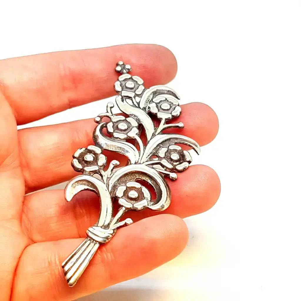 Broche flor en plata de primera ley. Circa 1940. Joyería antigua y vintage.