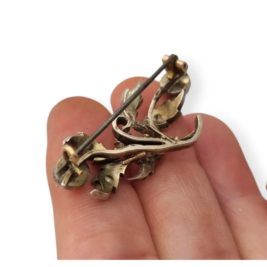 Broche floral victoriano antiguo en plata con diamantes talla antigua