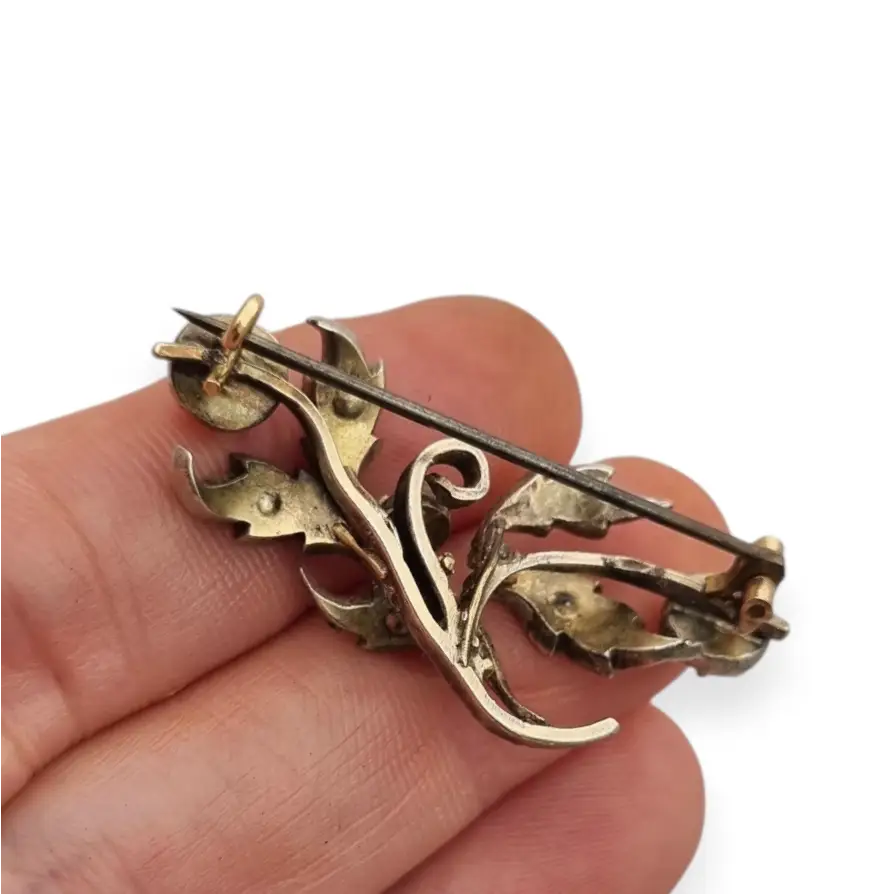 Broche floral victoriano antiguo en plata con diamantes talla antigua
