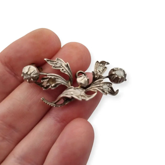 Broche floral victoriano antiguo en plata con diamantes talla antigua