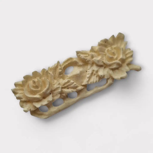 Broche floral vintage alargado en resina sintética beige tallado Joyería retro